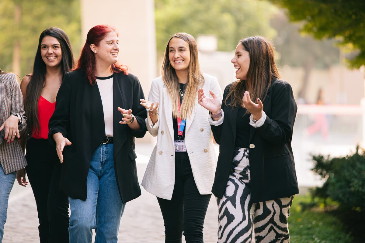 Colaboradoras de Bci conversando mientras caminan