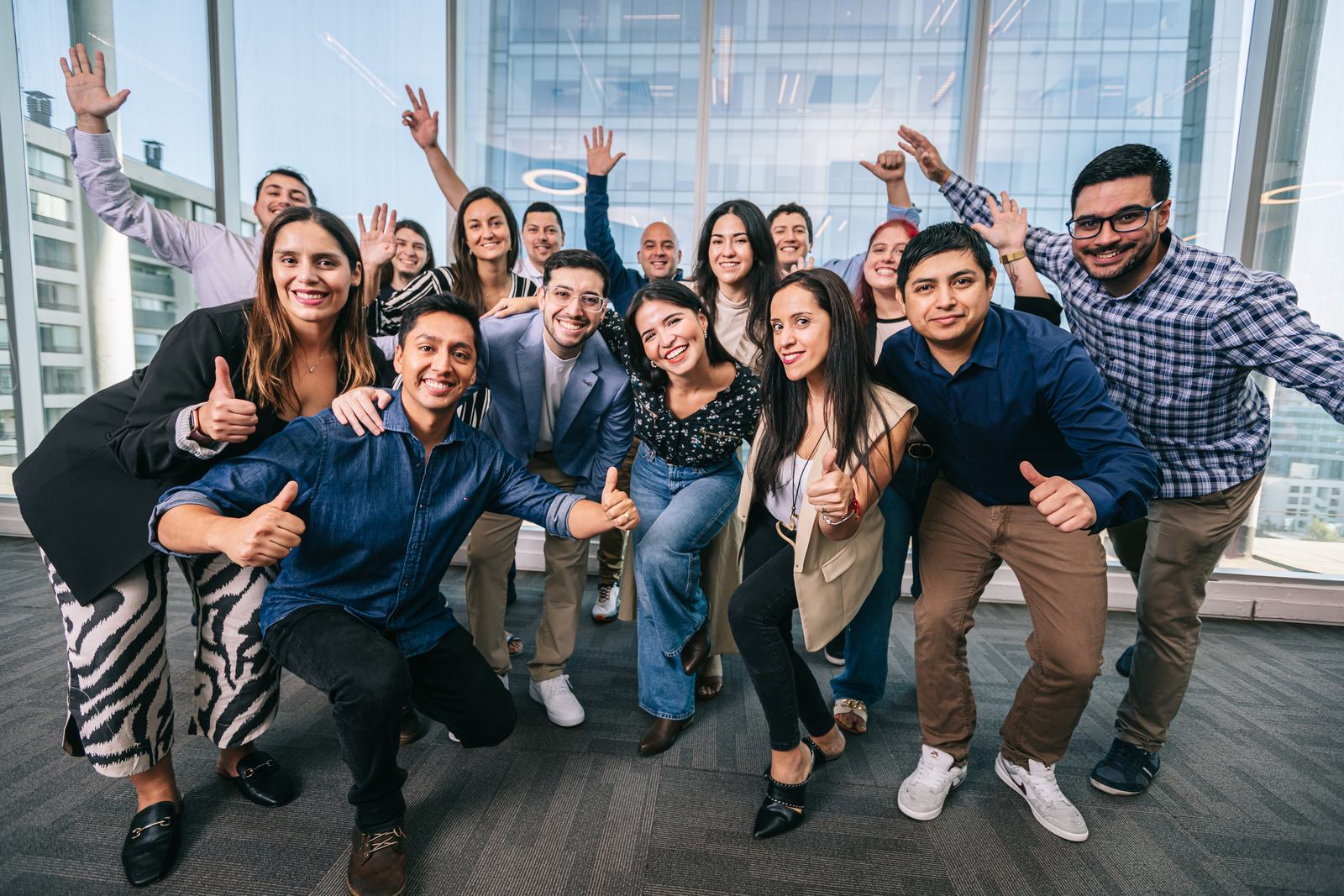 Equipo de Bci celebrando en sus oficinas