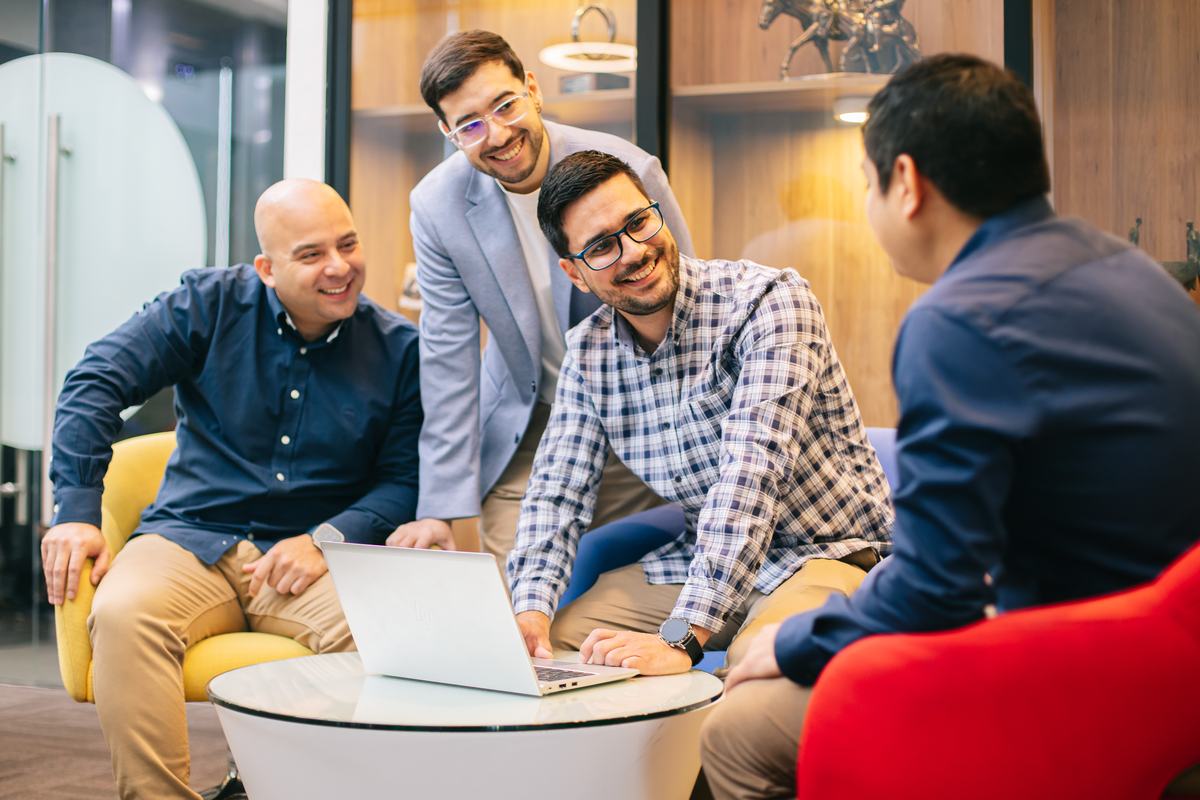 Equipo de Bci revisando un proyecto en un computador