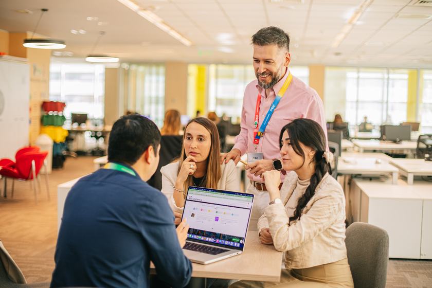Equipo revisando un proyecto en la oficina