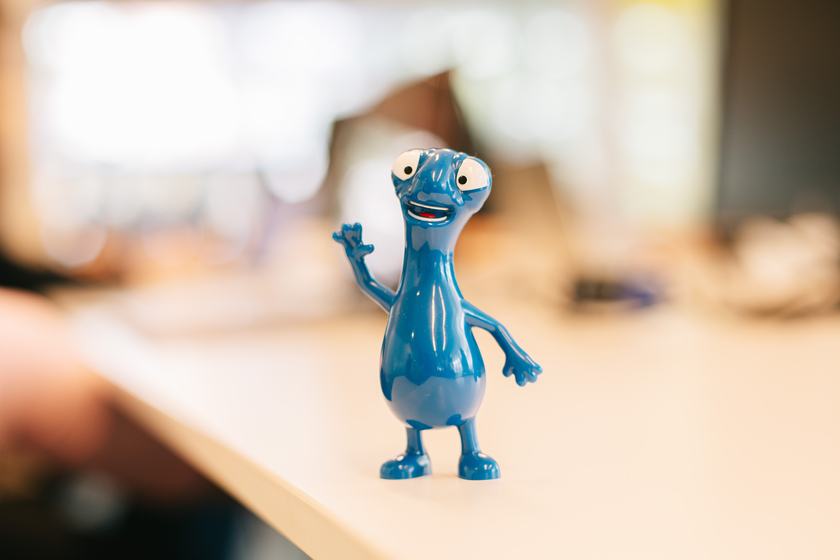 Monito azul de Bci sobre un escritorio